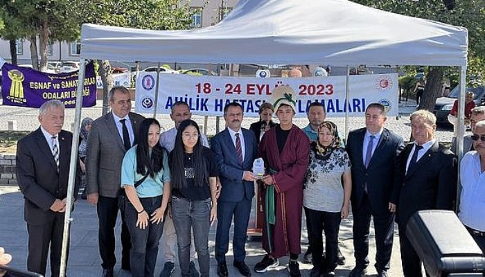 Yılın Kalfası Levent Çakmak'a Plaketi Vali İlhami Aktaş tarafından taktim edildi.