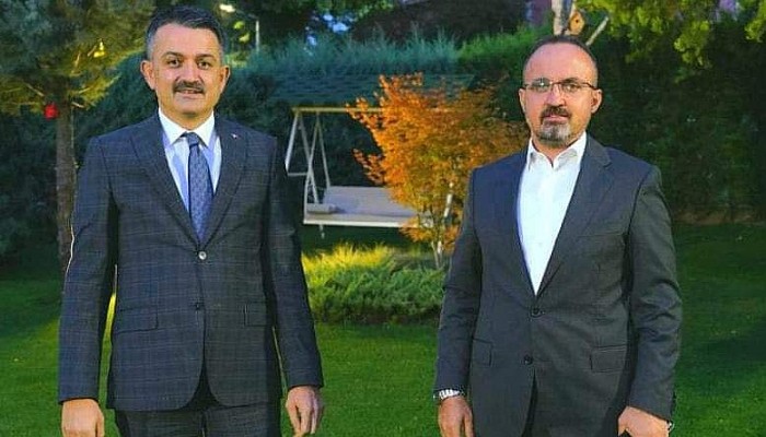 Tarım ve Orman Bakanı Bekir Pakdemirli ile AK Parti Grup Başkanvekili ve Çanakkale Milletvekili Bülent Turan meclis bahçesinde bir araya geldi. 